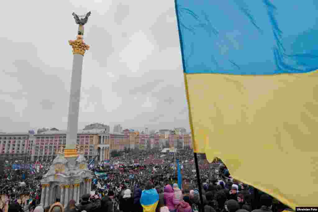 Действия &quot;Беркута&quot; вызвали новые протесты в Киеве. 1 декабря манифестанты вновь заняли площадь. Столкновения с правительственными силами и обмен ультиматумами продолжились до конца месяца