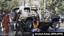 Pakistani security officials at the scene of a bomb attack that targeted a senior police officer in Peshawar, November 24, 2017
