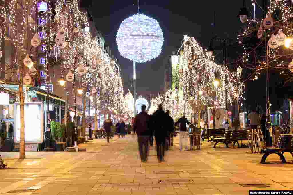Скопје - улица Македонија осветлена како во Париз