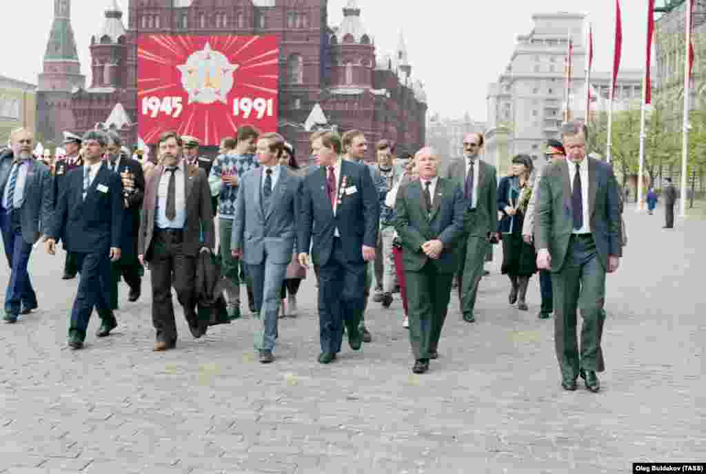 Luzhkov takes part in a parade with Soviet politician Sergei Stankevich, and the mayor of the American city of Everett, Tit Kinch, on May 9, 1991.