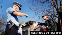Polițist bucureștean care verifică documentele unui trecător