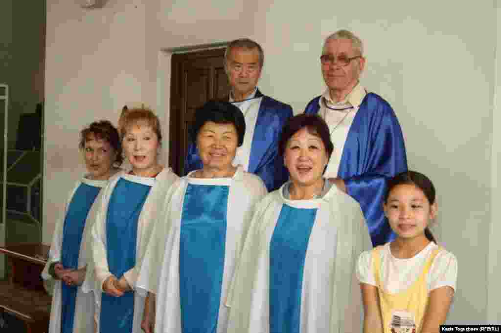 Певчие при Католическом Кафедральном соборе Пресвятой Троицы. Алматы, 31 марта 2013 года.