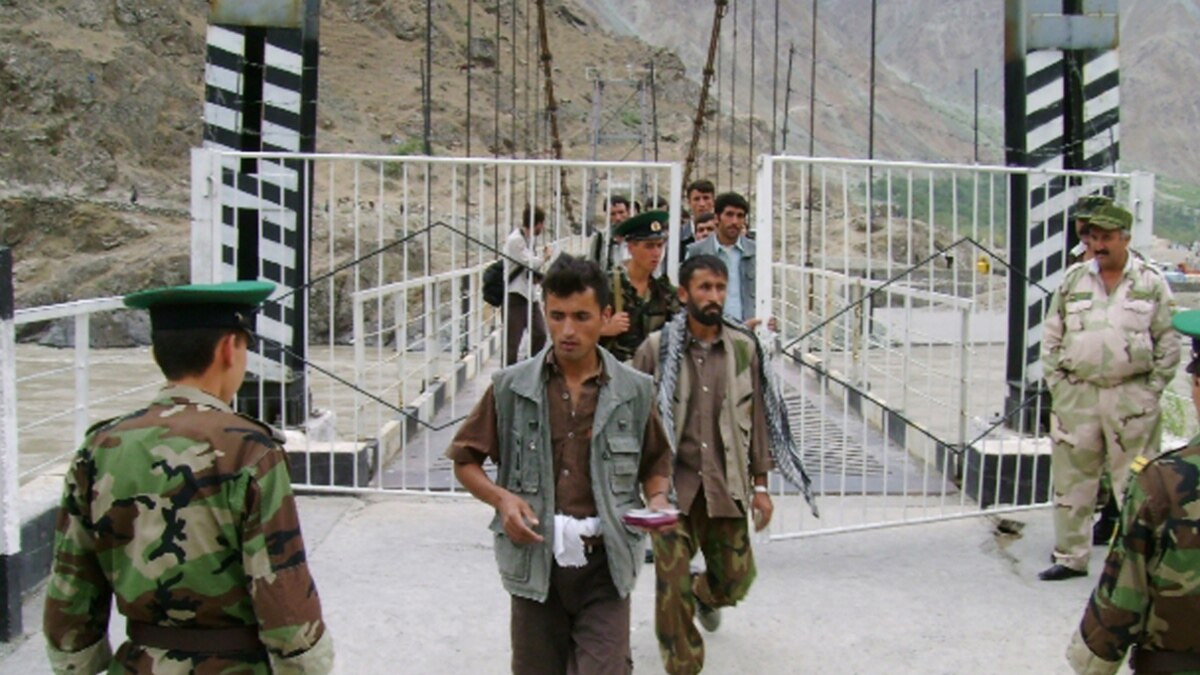 Выезд запрет таджикистан. Таджико-Афганская граница 1998. Таджикско-Афганская граница 1995. Граница Таджикистана и Афганистана. Таджико Афганская граница пограничники.
