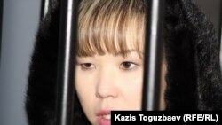 Алия Турусбекова казак Коопсуздук комитетинин түрмөсүнүн жанында. 26-январь, 2012-жыл. 