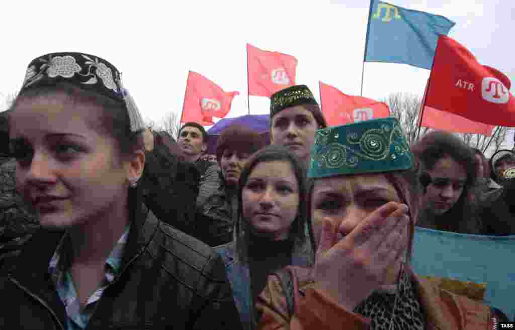 31 мартта Акмәчеттә кырымтатарлар ATR телевидениесе тапшыруларын туктатуга протест белдерә. Мәскәү кырымтатар телевидениесе тапшыруларына лицензия бирмичә тапшыруларны 1 апрельдән туктатты.