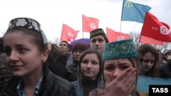 Местные жители на акции в поддержку канала ATR, закрываемого властями аннексированного Крыма. Симферополь, 31 марта 2015 года.