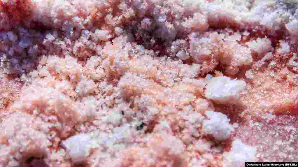 Несмотря на то, что розовая соль выглядит очень необычно, применять ее в бытовых целях &ndash; использовать для ванн, и тем более употреблять в пищу &ndash; не рекомендуется. Для этого ее необходимо обработать. Этим занимается специальное предприятие