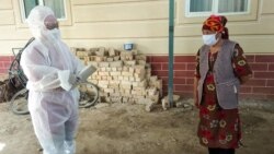 Қырғызстанның Ош облысында тұрғымен сөйлесіп тұрған дәрігер. Көрнекі сурет.