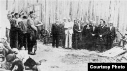 Leaders of the Jewish community of the town of Balti (right) are seen before their execution on July 15, 1941. German soldiers stand at left. (Photo: Matatias Carp, Cartea Neagra - Bucharest, 1947 - Volume III) 