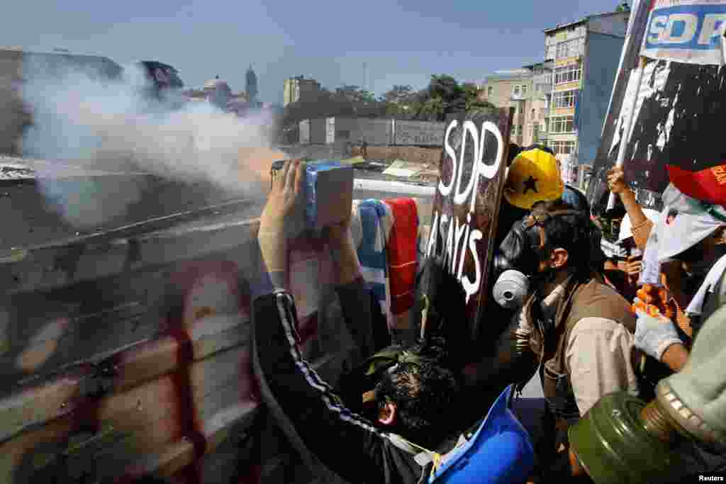 Туреччина, Стамбул &ndash; протестувальники обстрілюють поліцію феєрверками під час штурму барикад на площі Таксім, 11 червня 2013 року