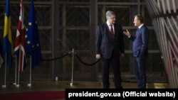 Президент України Петро Порошенко (ліворуч) і президент Європейської ради Дональд Туск. Брюссель, 12 грудня 2018 року