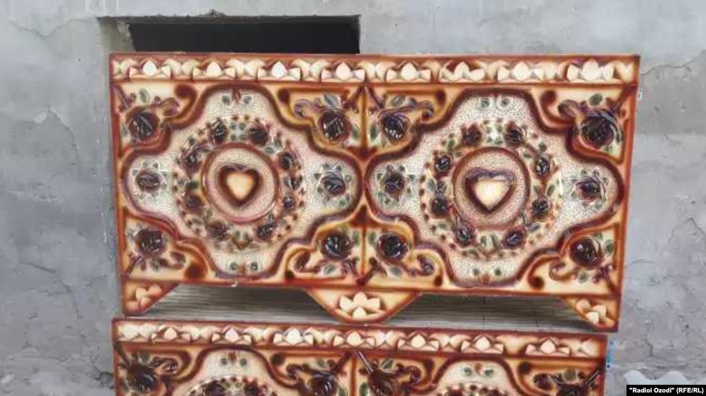 Баъди шикоят ба мақомот волидон духтарро ба ҷавони дӯстдоштааш ба шавҳар доданд