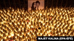 Свічки біля портрета вбитих у Словаччині журналіста Яна Куцяка та його подруги Мартіни Кушнірової