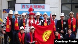 Кытайда билим алган кыргыз жаштарынын бир тобу. 10-апрель, 2010-жыл. 