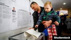 Під час голосування на виборах президента України на виборчій дільниці в посольстві України в Білорусі. Мінськ, 31 березня 2019 року