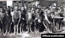 Copii evrei orfani fotografiați la Botoșani, după repatrierea în primăvara anului 1944 din lagărele de concentrare din Transnistria antonesciană (Foto: JDC Archives/Un secol de activitate în România JDC, București, 2018)