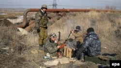 Блок-пост неподалеку от Дебальцево. Украинские военные сообщают, что в районе АТО остаются солдаты со стрелковым оружием