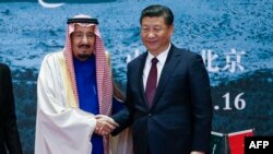 شی ژی‌پینگ (راست) رهبر چین و ملک سلمان، پادشاه عربستان