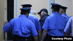 Ратко Младичті (ортада) серб полицейлері сотқа апара жатыр. Белград, 26 мамыр 2011 ж.