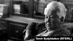 Кыргыз Республикасынын Баатыры, жазуучу Түгөлбай Сыдыкбеков (1912 – 1997) .