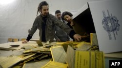 На дільниці в центрі Рима готуються рахувати голоси, 25 лютого 2013 року