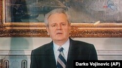 Jugoslovenski predsednik Slobodan Milošević u obraćanju javnosti na državnoj televiziji povodom krize na Kosovu i pretećeg napada NATO-a, Beograd (24. mart 1999.)