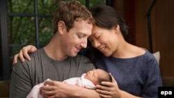 Марк Цукерберг, його дружина Прісцилла і новонароджена донька Макс