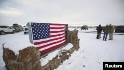 Американский флаг у входа в заповедник Малхер в штате Орегон, 3 января 2016 года