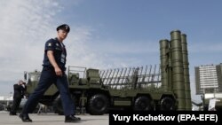 Ruski vojnik ispred sistema S-400 u okolini Moskve, ilustrativna fotografija