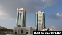 Здания мажилиса и сената парламента Казахстана. 