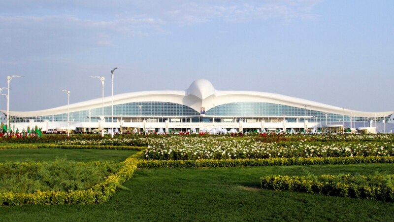 Türkmen aeroportlaryndaky durgunlygyň arasynda, resmiler raýat awiasiýasynyň ösdürilýändigini aýdýar