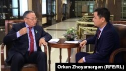 Депутат мажилиса Омархан Оксикбаев дает интервью корреспонденту Азаттыка Касыму Аманжолу. Нур-Султан, 8 октября 2019 года.
