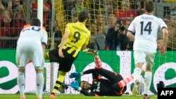 Роберт Левандовський (у жовтій футболці) забиває з пенальті четвертий гол у ворота «Реала»