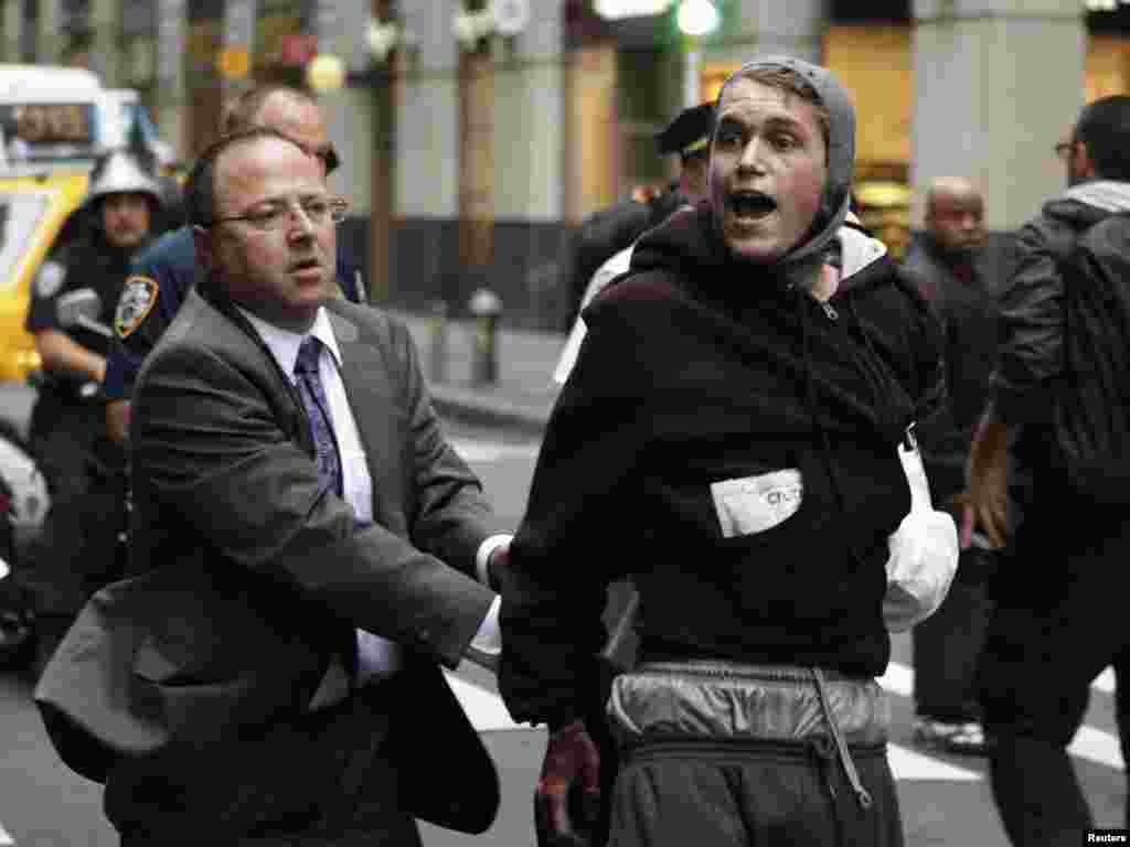 Oktyabrın 14-də New York polisi "Wall Street-i tutaq" şüarı ilə etiraz askiyası keçirənlərdən birini həbs edir. (Foto: Lucas Jackson/Reuters)