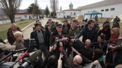 Комбриг 36-й бригады береговой охраны ВСУ Сергей Стороженко общается с украинскими журналистами, март 2014 года