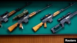 Izložene puške u jednoj fabrici oružja u Srbiji (foto arhiv, 2013.)