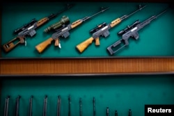 Pushkë të ekspozuara në fabrikën e armëve Zastava, në Kragujevc, më 2013.
