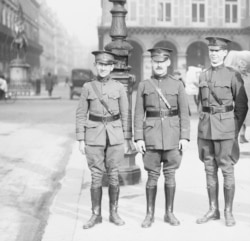 Американський фотограф Люїс Гайн (л) із іншими членами експедиції Американського Червоного Хреста в листопаді 1918 року, напередодні виїзду на завдання тривалістю в рік із метою «дослідити поточні потреби, що існують у багатьох країнах, у яких залучений Американський Червоний Хрест»