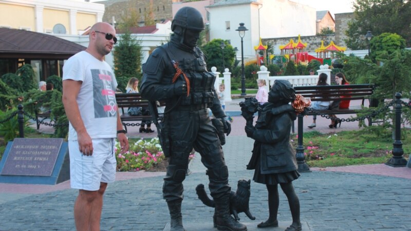 В Крыму краской изрисовали российский памятник «вежливым людям» – МВД России 