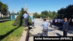 Бішкектегі филармония маңында жүрген милиция қызметкерлері.