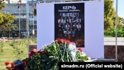 Имровизированный мемориал в память о погибших в Керченском колледже, Симферополь, 17 октября 2019 года