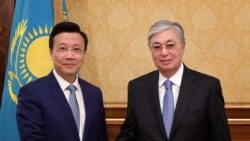 Президент Казахстана Касым-Жомарт Токаев (справа) и посол КНР в Казахстане Чжан Сяо в Акорде. 28 августа 2019 года.