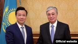 Президент Казахстана Касым-Жомарт Токаев (справа) и посол КНР в Казахстане Чжан Сяо в Акорде. 28 августа 2019 года.