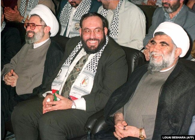 محمد حسن اختری (راست) در کنار نماینده حماس در اردن و معاون دبیرکل حزب‌الله لبنان در مراسم دومین سالگرد کشته شدن فتحی شقاقی در سال ۱۹۹۷