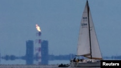 Сжигание газа Россией. Газовый факел в бухте Портовая на побережье Финского залива в Ленинградской области, 26 августа 