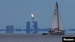 Сжигание газа Россией. Газовый факел в бухте Портовая на побережье Финского залива в Ленинградской области, 26 августа 2022 года