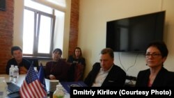 Спецпредставитель Госдепа США в Донбассе и Украине Курт Волкер с представителями "красной зоны"