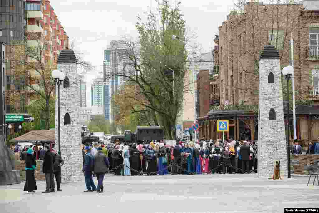 Жители собрались на одной из площадей Грозного
