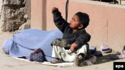 تصویر آرشیف: یکی اززنان گدا با طفل اش