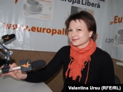 Iulia Bordeianu în studioul Europei Libere la Chișinău